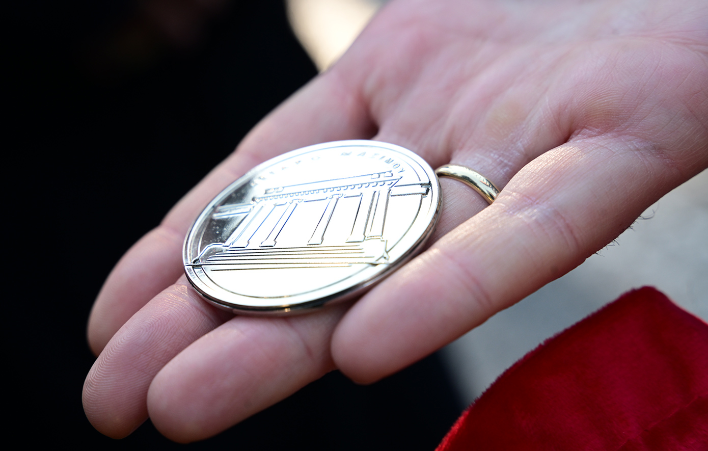 Ανταλλαγές δώρων στο Μαξίμου μεταξύ Μητσοτάκη και βουλευτών Ανταλλαγές δώρων στο Μαξίμου μεταξύ Μητσοτάκη και βουλευτών