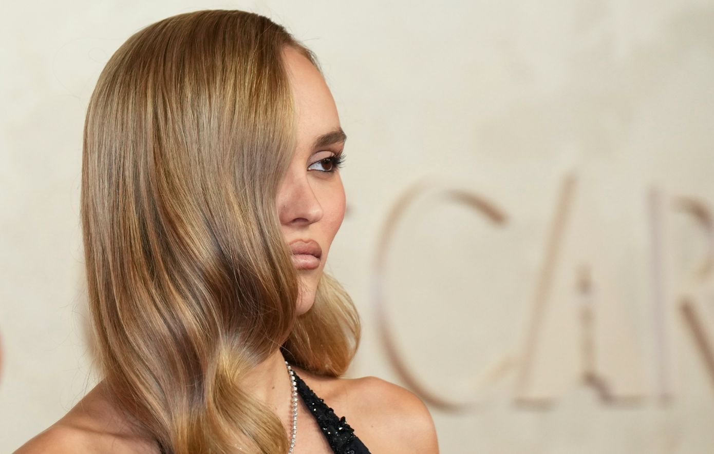 Milk Tea Hair: Η δροσερή, κομψή απόχρωση που κυριαρχεί φέτος στα μαλλιά