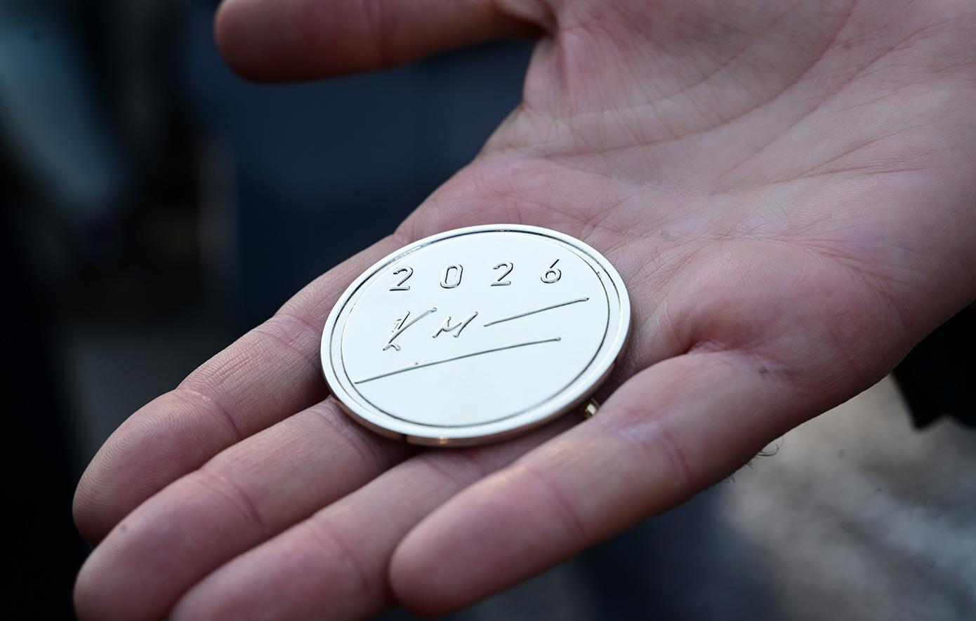 Κυριάκος Μητσοτάκης: Το συμβολικό γούρι με τα αρχικά του για το 2026 που έδωσε στους βουλευτές