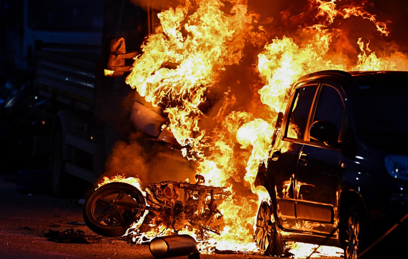 Πανικός πριν το Τζένοα &#8211; Ιντερ: Έπεσε ξύλο, τυλίχθηκαν στις φλόγες αυτοκίνητα και τραυματίστηκαν αστυνομικοί