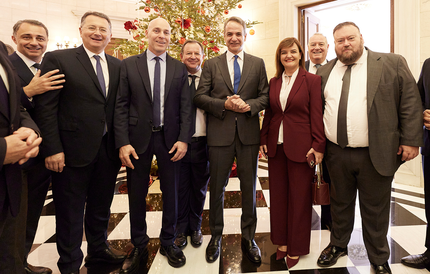 Ανταλλαγές δώρων στο Μαξίμου μεταξύ Μητσοτάκη και βουλευτών