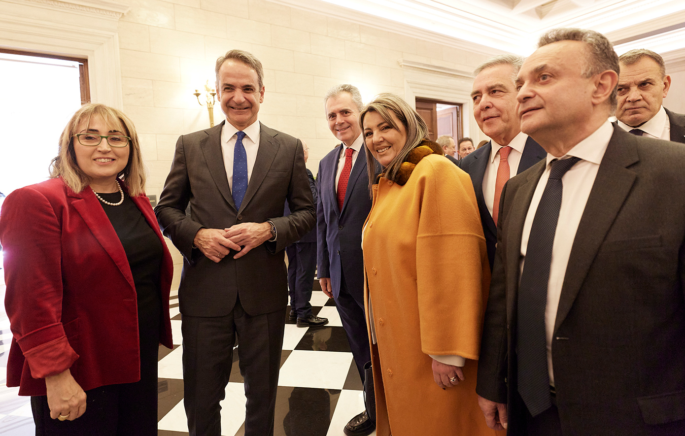 Ανταλλαγές δώρων στο Μαξίμου μεταξύ Μητσοτάκη και βουλευτών