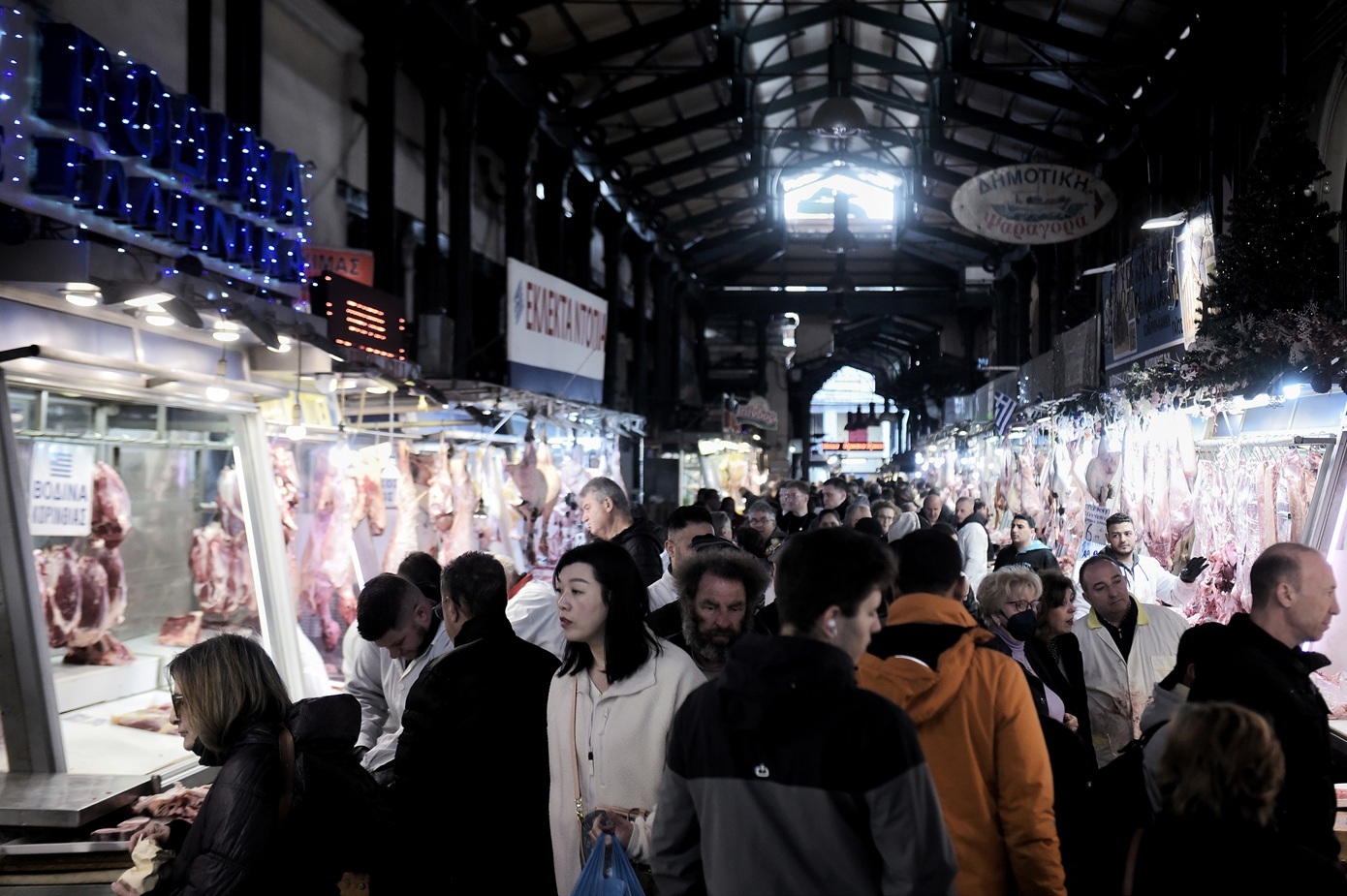Ακριβότερα γλυκά και κρέατα πιέζουν το χριστουγεννιάτικο καλάθι &#8211; Αυξήσεις-φωτιά σε  σοκολάτα, καφέ και φρούτα