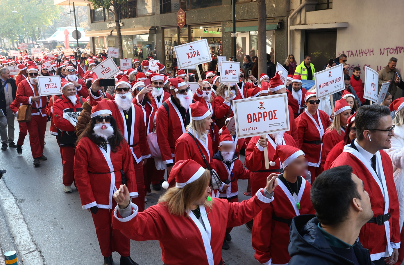«Βούλιαξε» από Αϊ-Βασίληδες η Αθήνα για το Santa Run &#8211; Χάρης Δούκας: Τρέξαμε για καλό σκοπό