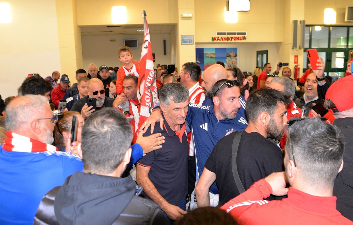 Ολυμπιακός: Χαμός στη Σύρο κατά την άφιξη των νταμπλούχων &#8211; Δείτε φωτογραφίες