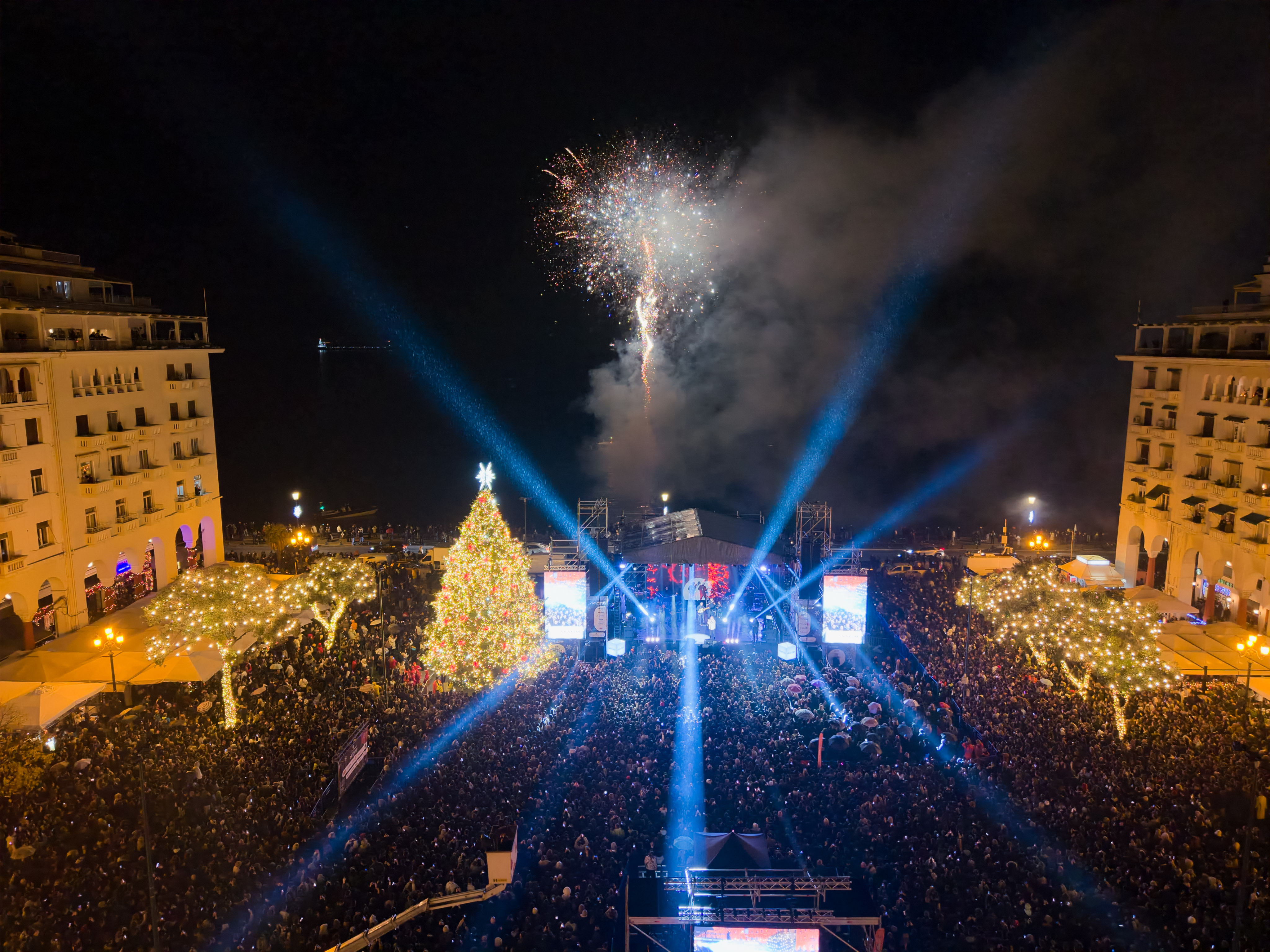 Η Θεσσαλονίκη «φόρεσε»τα γιορτινά της με τον Αντώνη Ρέμο να ξεσηκώνει το κοινό στο άναμμα του χριστουγεννιάτικου δέντρου