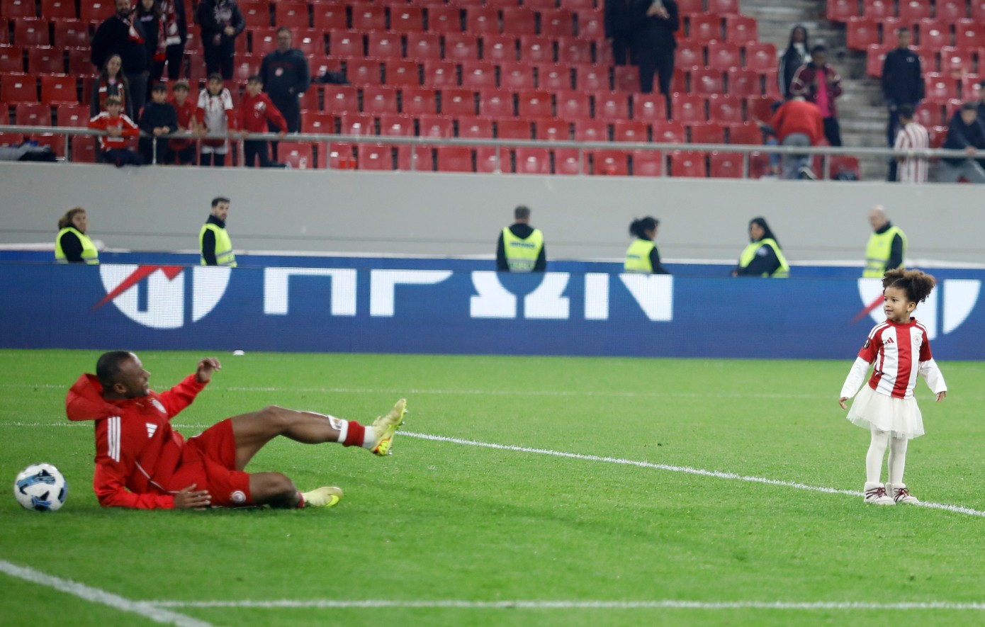 Ολυμπιακός: Αποθέωση για τον&#8230; τερματοφύλακα Ελ Κααμπί που «έφαγε» γκολ από τα παιδιά του