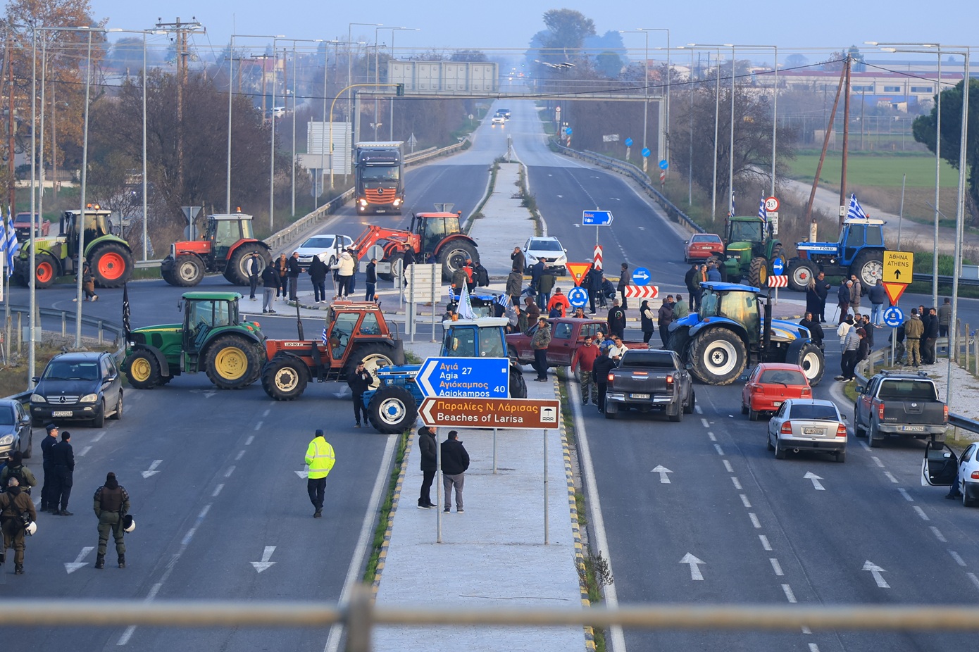 Μπλόκα με «ανάσες» αλλά και προειδοποιήσεις &#8211; Πού θα ανοίξουν τους δρόμους οι αγρότες, σε ποια διόδια θα σηκωθούν οι μπάρες