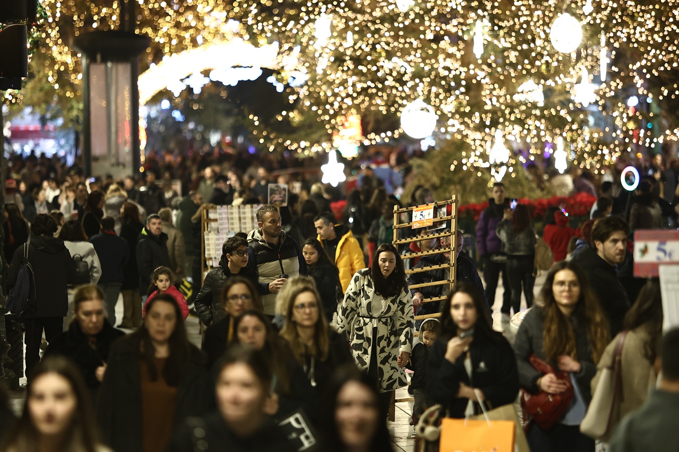 Προσδοκίες στον εμπορικό κόσμο για καλύτερα Χριστούγεννα και αυξημένο τζίρο &#8211; Το πιο κρίσιμο Σαββατοκύριακο της χρονιάς