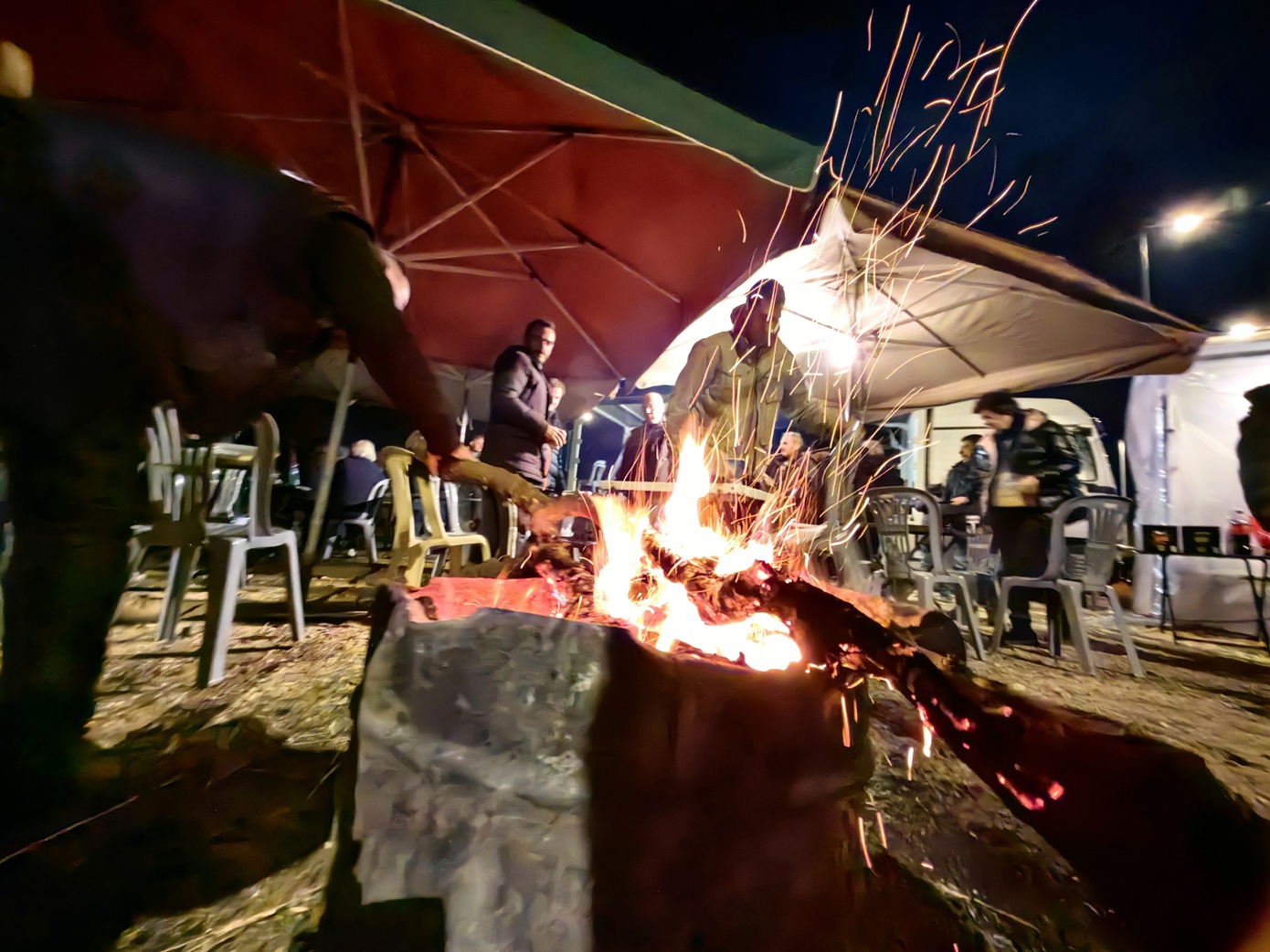 Εορταστικό τραπέζι στα μπλόκα έστησαν οι αγρότες το βράδυ των Χριστουγέννων &#8211; Φαγητό, μουσική και μήνυμα συνέχισης του αγώνα