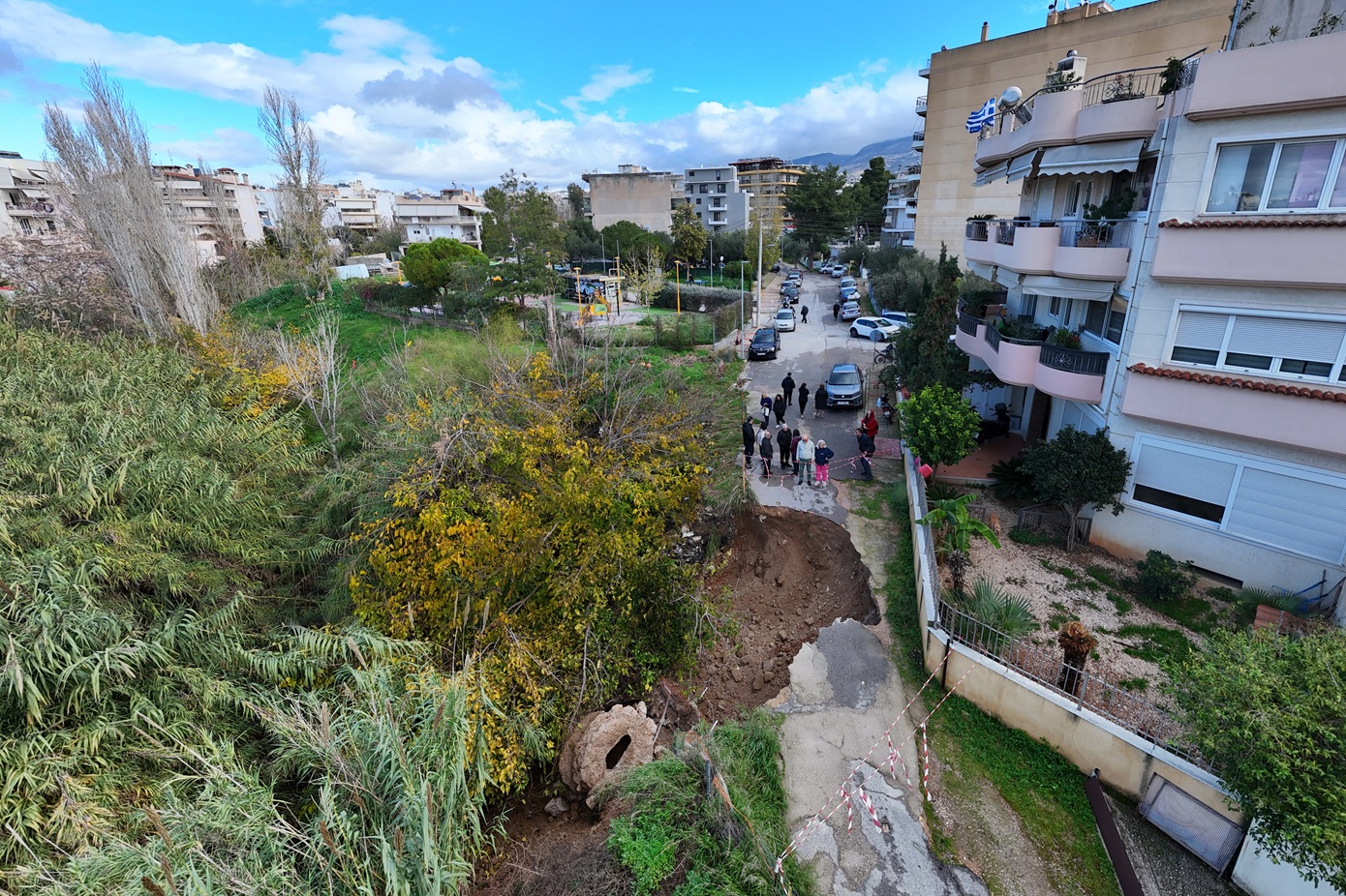 Σε κατάσταση έκτακτης ανάγκης ο δήμος Αγίου Δημητρίου μετά την κακοκαιρία &#8211; Ανησυχία για τις καθιζήσεις στο ρέμα Πικροδάφνης