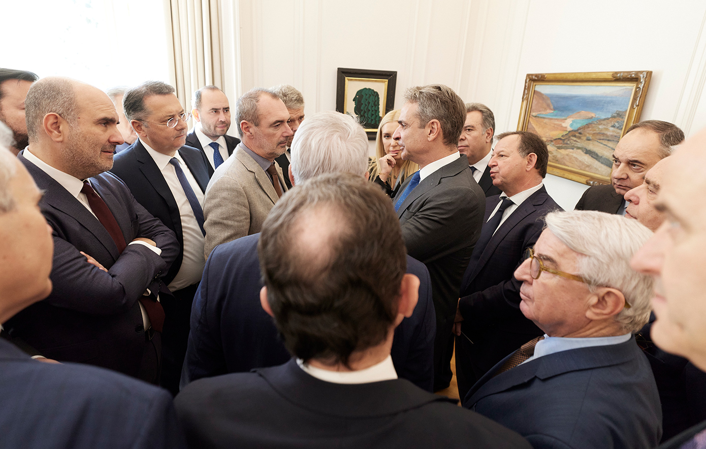 Ανταλλαγές δώρων στο Μαξίμου μεταξύ Μητσοτάκη και βουλευτών