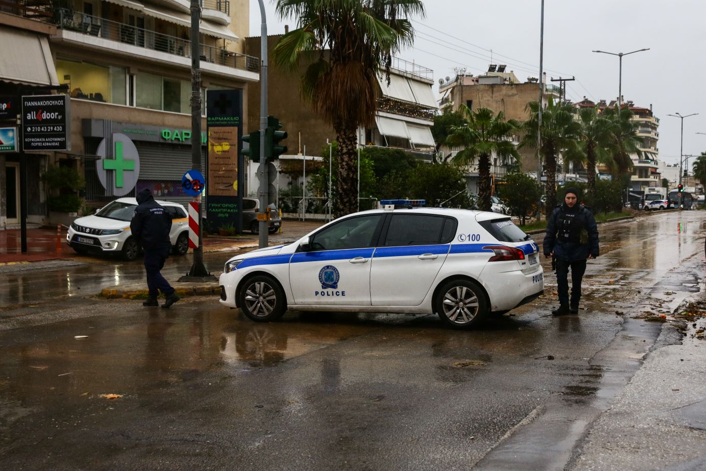 Χάος σε όλη την Ελλάδα από την κακοκαιρία «Byron» &#8211; Πλημμυρισμένοι δρόμοι, νέα μηνύματα από το 112