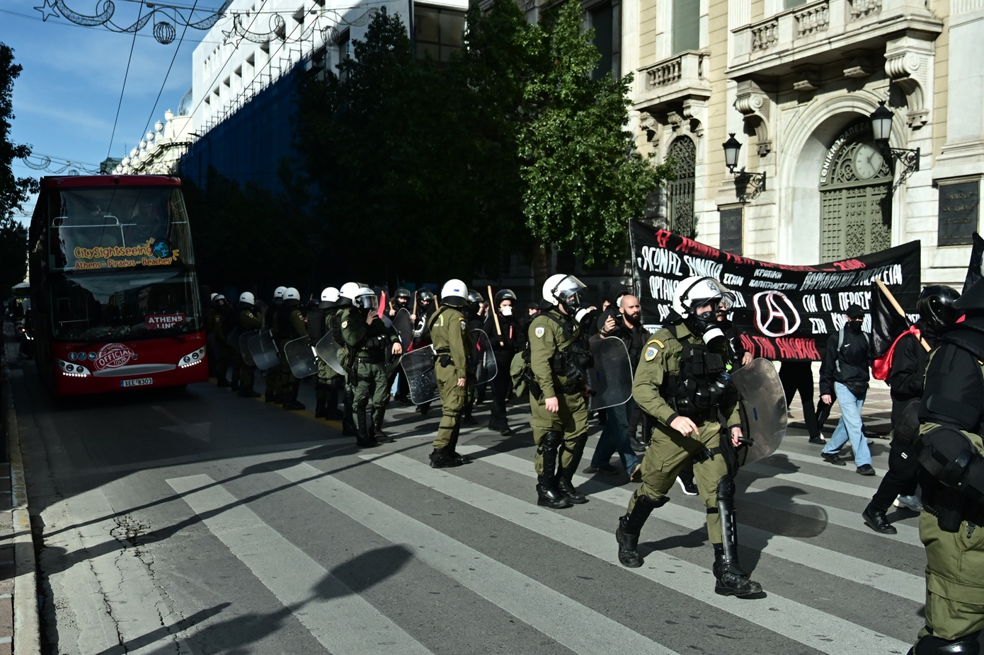 Χωρίς επεισόδια η πορεία για τον Γρηγορόπουλο &#8211; Με φύλαξη ΜΑΤ το χριστουγεννιάτικο δέντρο στο Σύνταγμα &#8211; Νέο κάλεσμα το απόγευμα