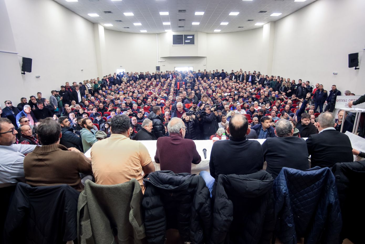Σε εξέλιξη η συνεδρίαση των αγροτών: Σε ασφυκτικά γεμάτη αίθουσα η σύσκεψη στη Νίκαια &#8211; «Είμαστε όλοι μαζί»