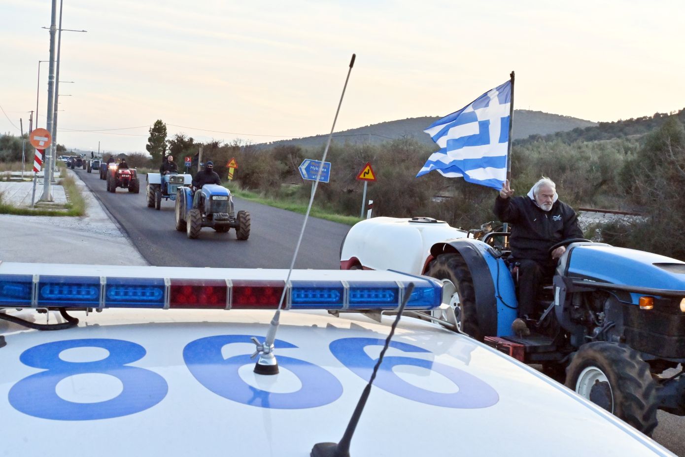 Στις σήραγγες των Τεμπών τα τρακτέρ &#8211; «Στέλνουμε μήνυμα νίκης» &#8211; Πού άλλου υπάρχουν μπλόκα