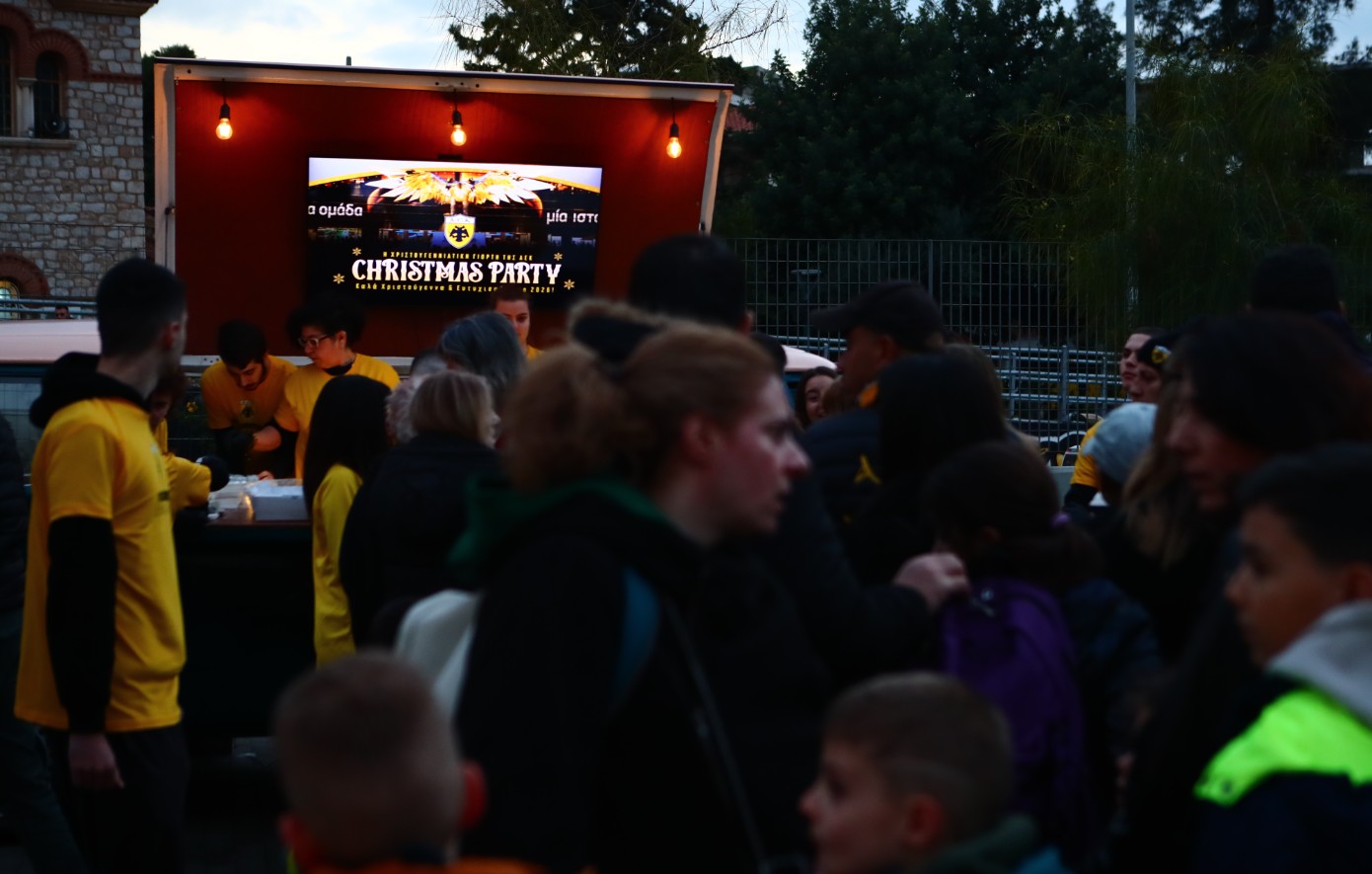 ΑΕΚ: Κοσμοσυρροή στην πλατεία του Αετού &#8211; Με Stavento και Daphne Lawrence η Χριστουγεννιάτικη γιορτή