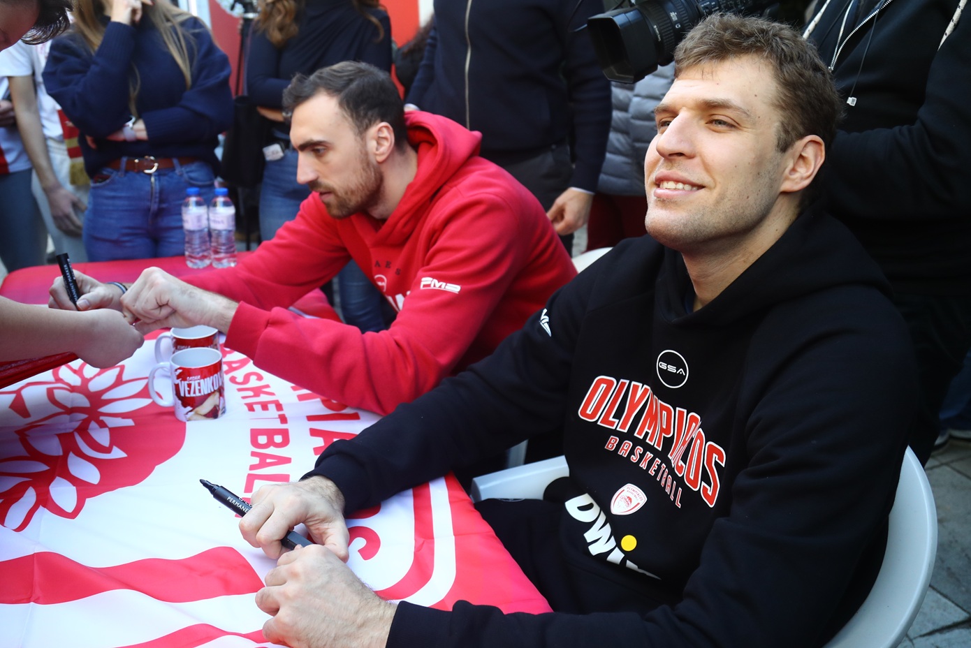 Ο αθλητισμός στο πνεύμα των Χριστουγέννων: Μηνύματα αγάπης και ευχές από τις ελληνικές ομάδες και τους αθλητές