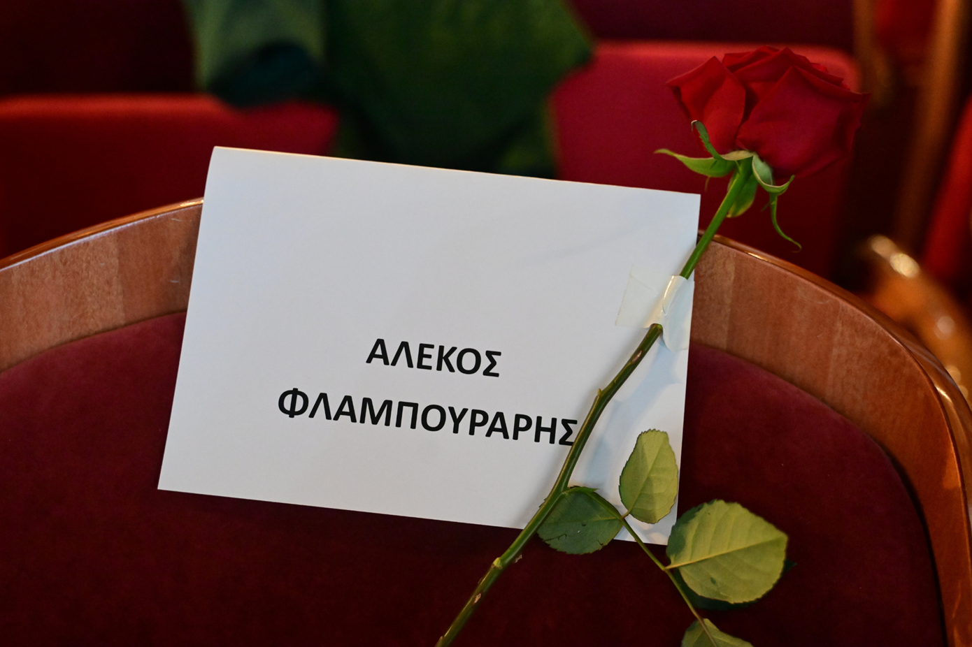 Ένα κόκκινο τριαντάφυλλο και μια άδεια θέση για τον Αλέκο Φλαμπουράρη στην παρουσίαση της «Ιθάκης» του Τσίπρα