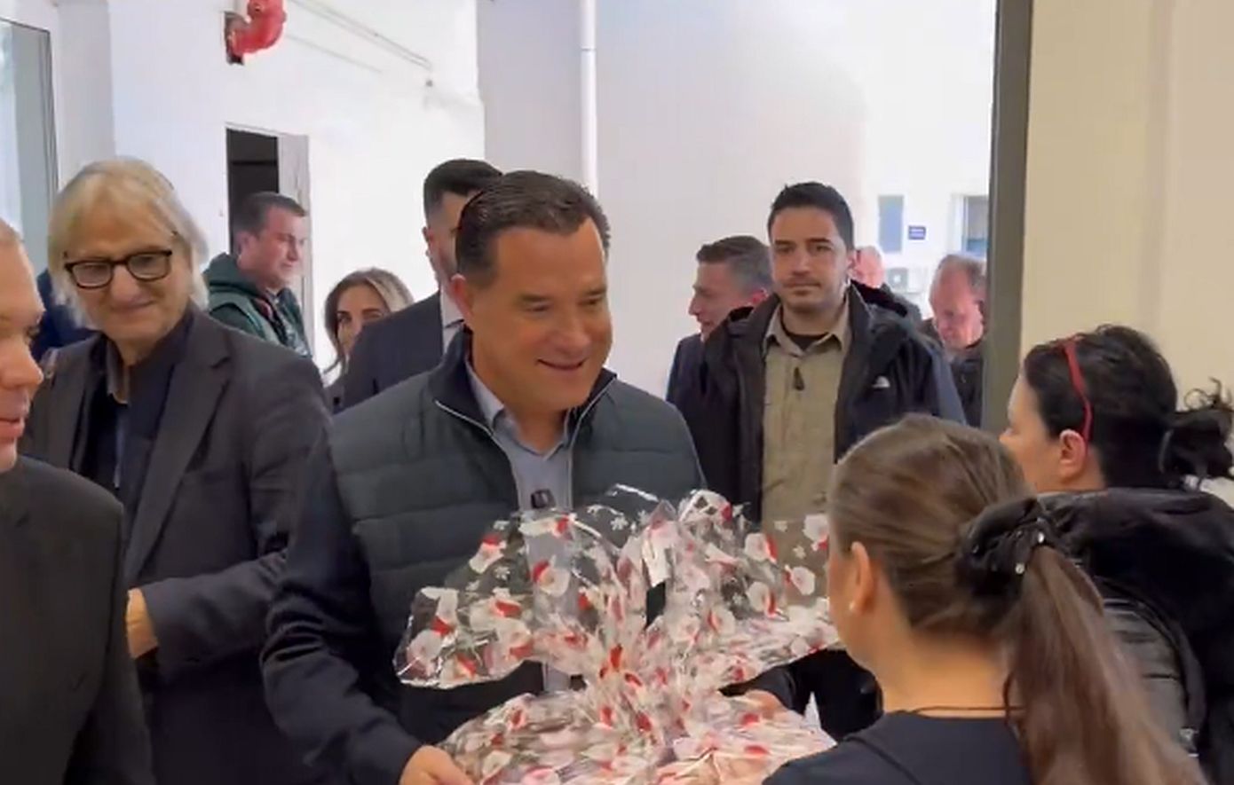 Γεωργιάδης: Επισκέφθηκε νοσοκομεία ανήμερα των Χριστουγέννων και κέρασε γλυκά τους γιατρούς