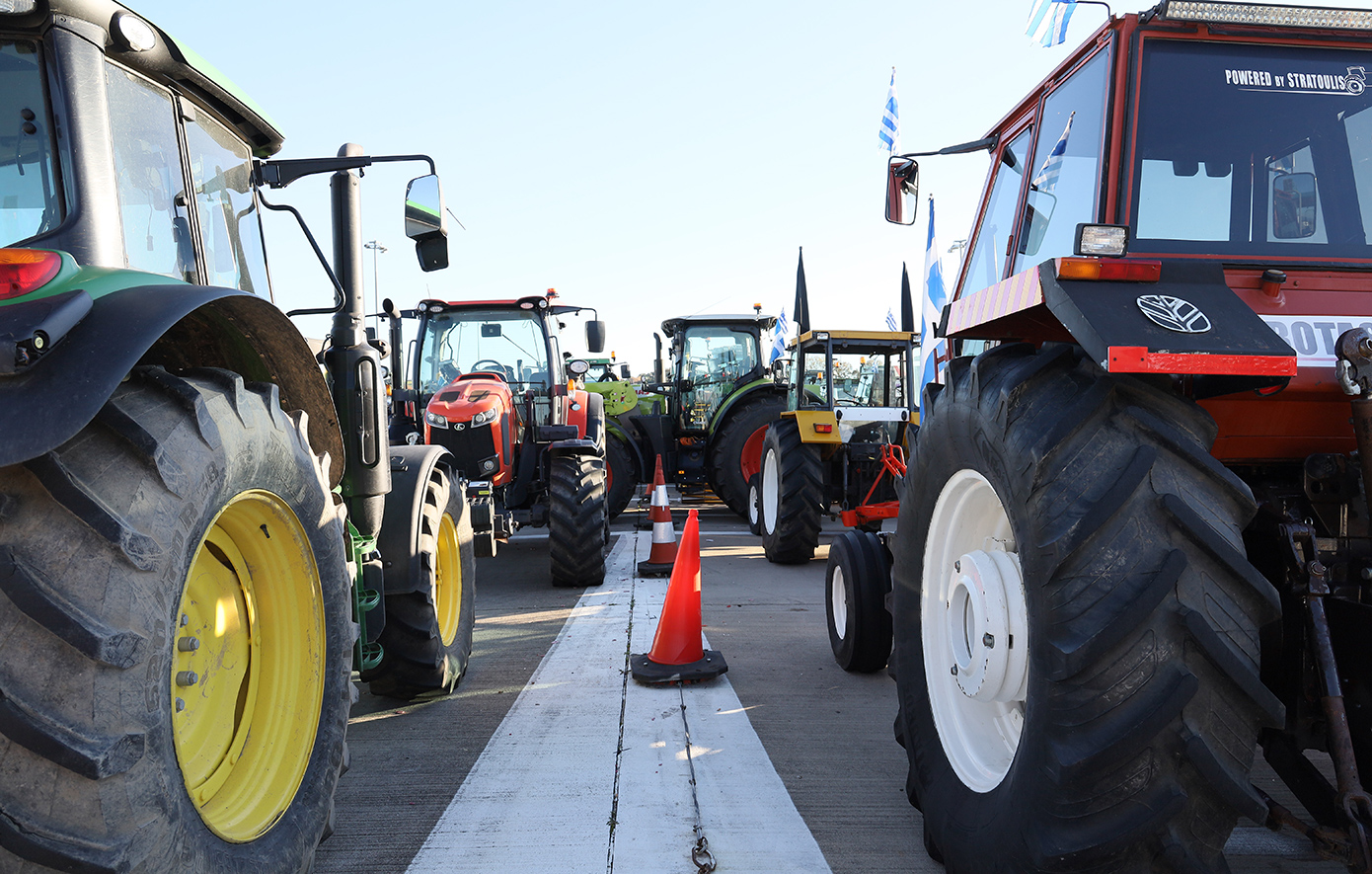 Στα δύο κόβεται η Ελλάδα με αποκλεισμούς και παρακαμπτήριων: Οι αγρότες έκλεισαν επ’ αόριστον την Εθνική Αντιρρίου – Ιωαννίνων