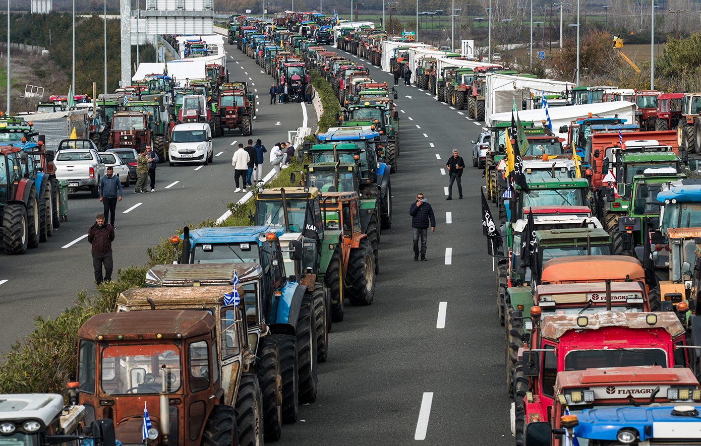 Σκληραίνουν τη στάση τους οι αγρότες – Κλιμακώνουν τις κινητοποιήσεις και δηλώνουν έτοιμοι να παραμείνουν στα μπλόκα μέχρι και τις γιορτές