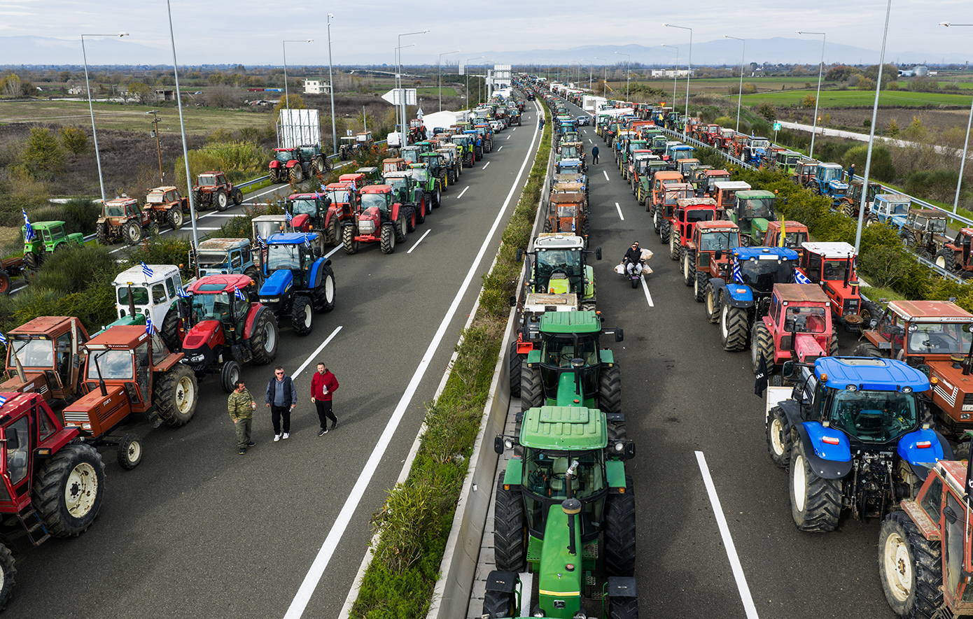 Οι αγρότες να δηλώνουν αποφασισμένοι να συνεχίσουν τον αγώνα τους μέχρι να ικανοποιηθούν τα αιτήματά τους από την Κυβέρνηση.