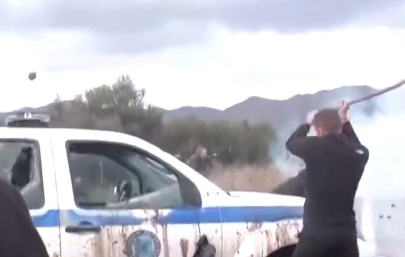 Σύμφωνα με πληροφορίες από την ΕΛΑΣ Όλοι αυτοί στο αεροδρόμιο Κρήτης ταυτοποιήθηκαν και πάνε για εγκληματική οργάνωση. Όσοι έσπασαν περίφραξη αεροδρομίου και περιπολικά έχουν ταυτοποιηθεί