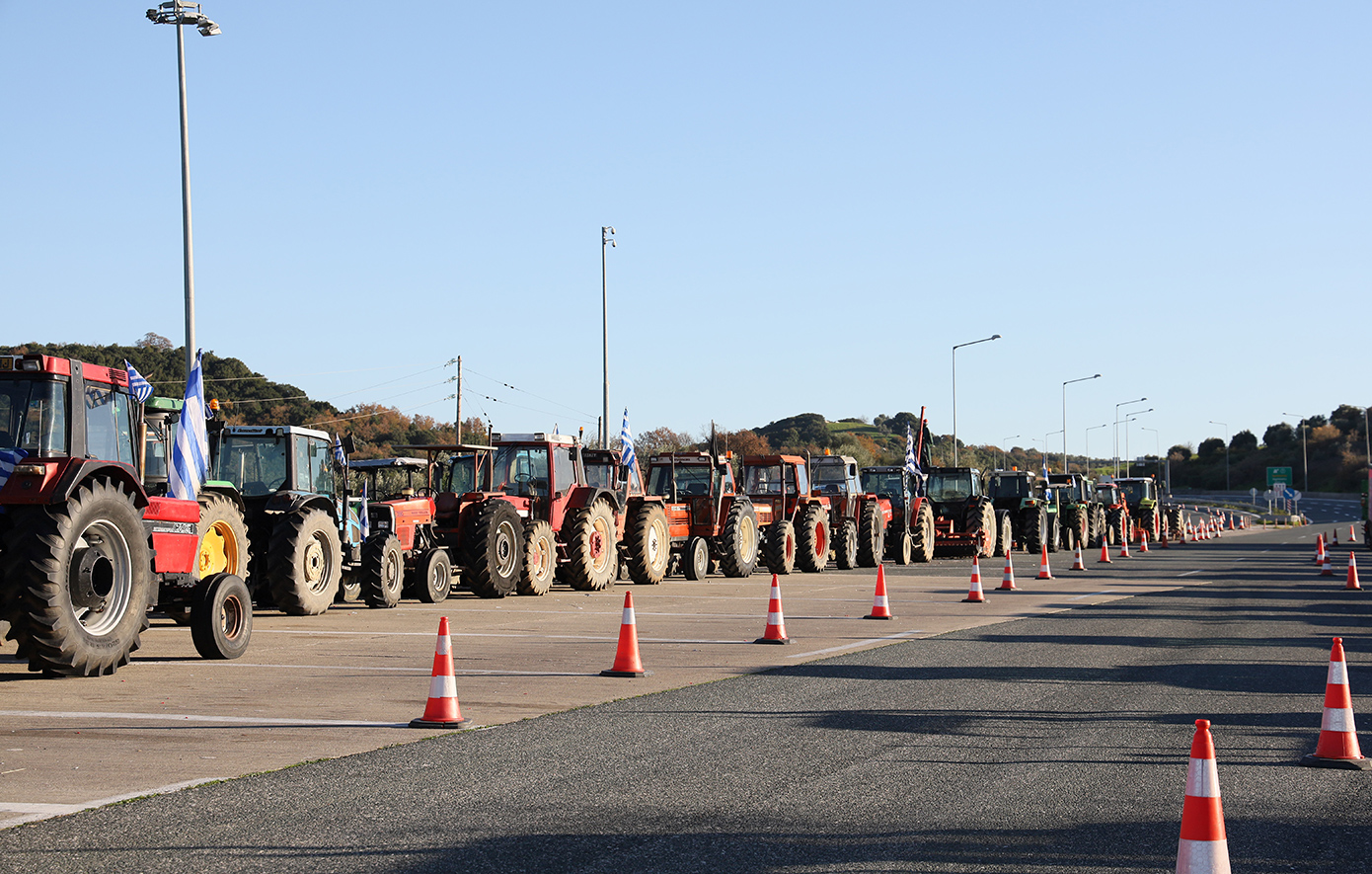 Στα δύο κόβεται η Ελλάδα με αποκλεισμούς και παρακαμπτήριων: Οι αγρότες έκλεισαν επ’ αόριστον την Εθνική Αντιρρίου – Ιωαννίνων