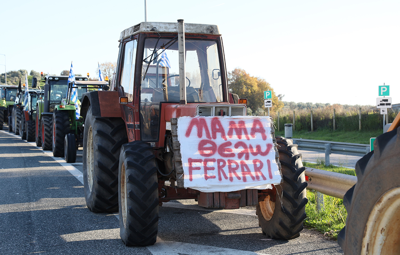 Στα δύο κόβεται η Ελλάδα με αποκλεισμούς και παρακαμπτήριων: Οι αγρότες έκλεισαν επ’ αόριστον την Εθνική Αντιρρίου – Ιωαννίνων