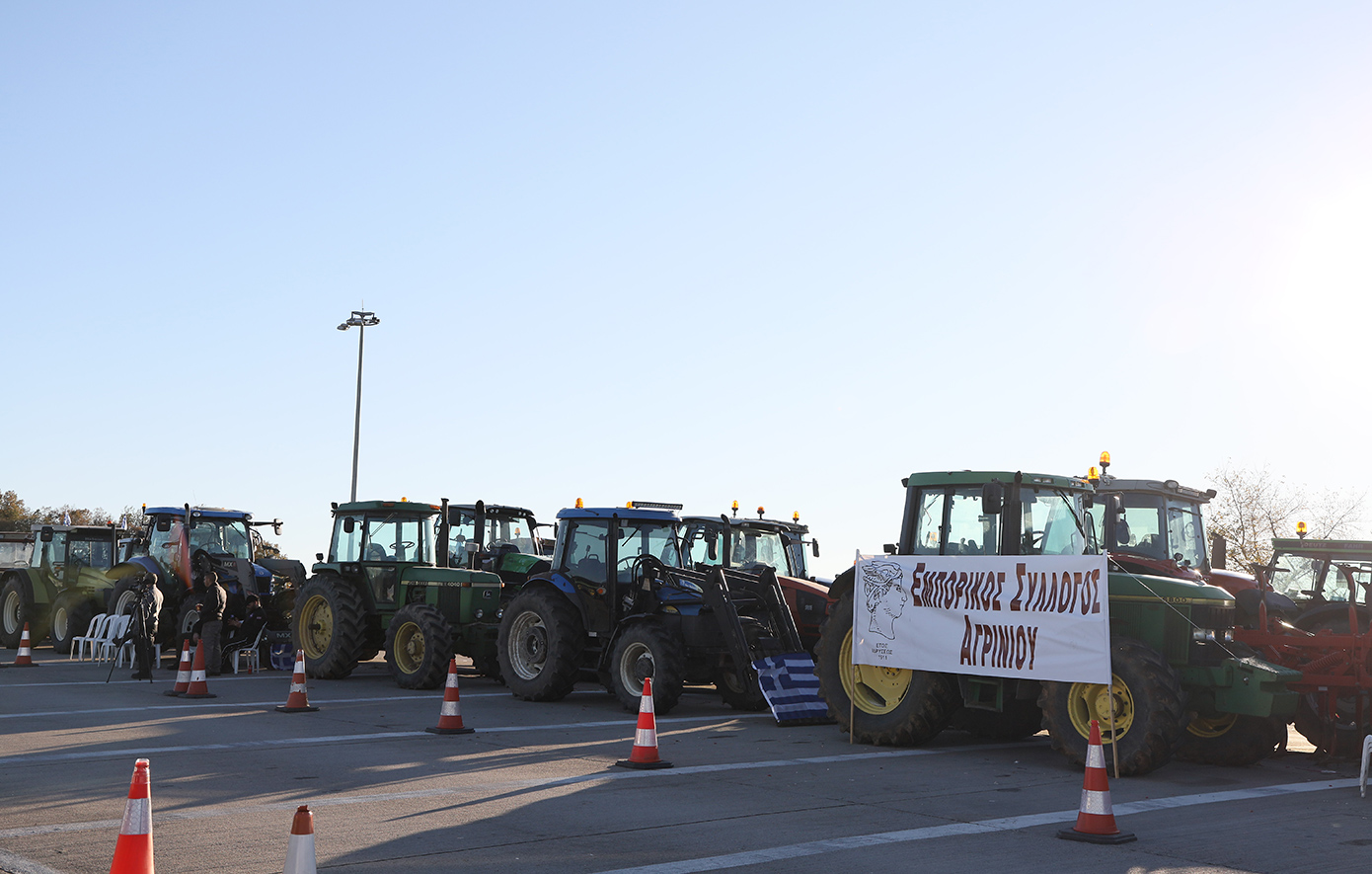 Στα δύο κόβεται η Ελλάδα με αποκλεισμούς και παρακαμπτήριων: Οι αγρότες έκλεισαν επ’ αόριστον την Εθνική Αντιρρίου – Ιωαννίνων
