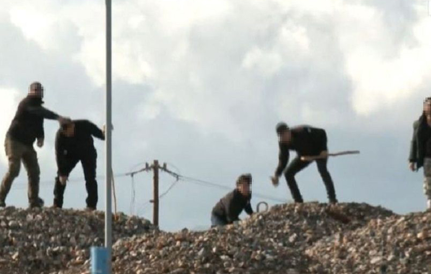 Σύμφωνα με πληροφορίες από την ΕΛΑΣ Όλοι αυτοί στο αεροδρόμιο Κρήτης ταυτοποιήθηκαν και πάνε για εγκληματική οργάνωση. Όσοι έσπασαν περίφραξη αεροδρομίου και περιπολικά έχουν ταυτοποιηθεί