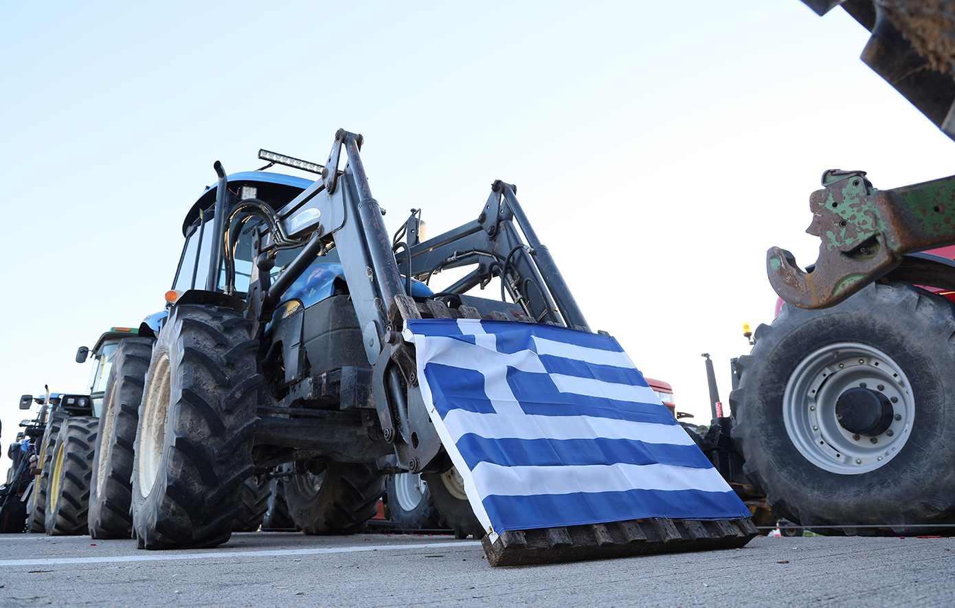 Στα δύο κόβεται η Ελλάδα με αποκλεισμούς και παρακαμπτήριων: Οι αγρότες έκλεισαν επ’ αόριστον την Εθνική Αντιρρίου – Ιωαννίνων