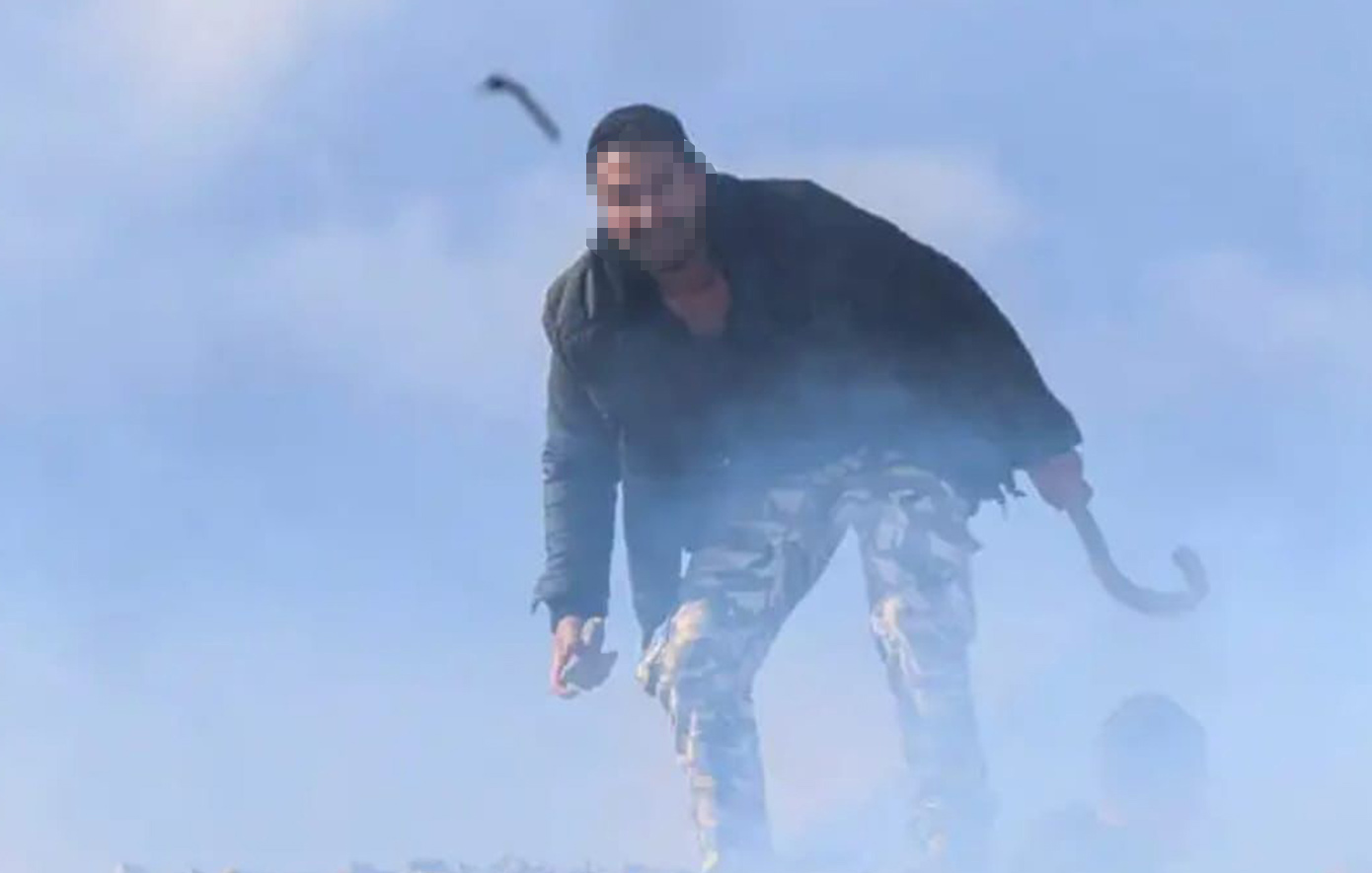 Σύμφωνα με πληροφορίες από την ΕΛΑΣ Όλοι αυτοί στο αεροδρόμιο Κρήτης ταυτοποιήθηκαν και πάνε για εγκληματική οργάνωση. Όσοι έσπασαν περίφραξη αεροδρομίου και περιπολικά έχουν ταυτοποιηθεί