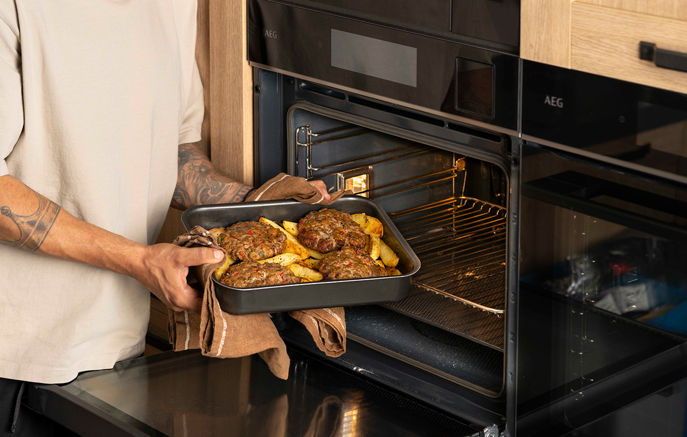 Ο Άκης Πετρετζίκης νέος Chef Ambassador της AEG Ο Άκης Πετρετζίκης νέος Chef Ambassador της AEG