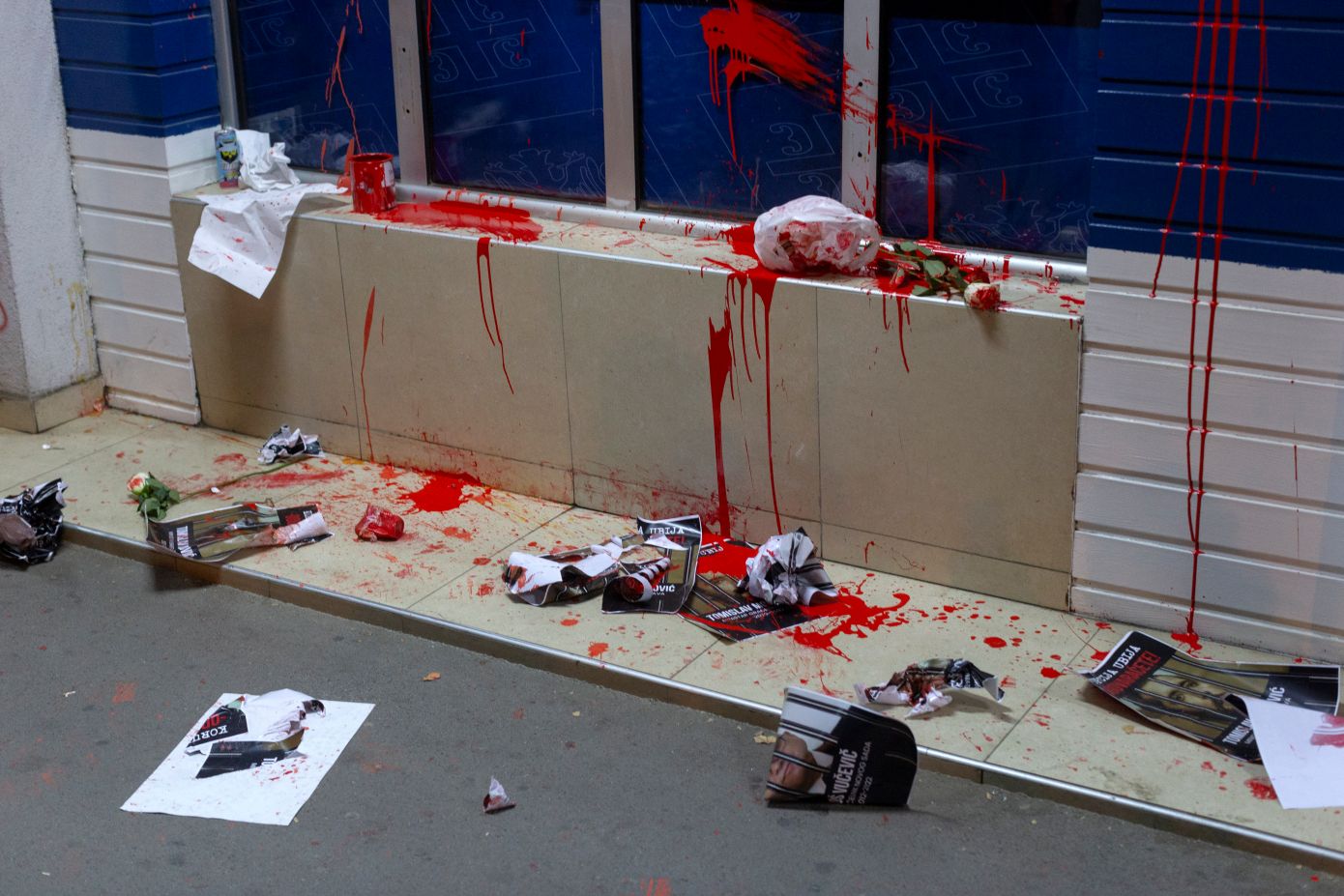 Άγνωστοι έριξαν κόκκινη μπογιά στο προξενείο της Πολωνίας στις Βρυξέλλες και έγραψαν υβριστικά συνθήματα στην πρόσοψη