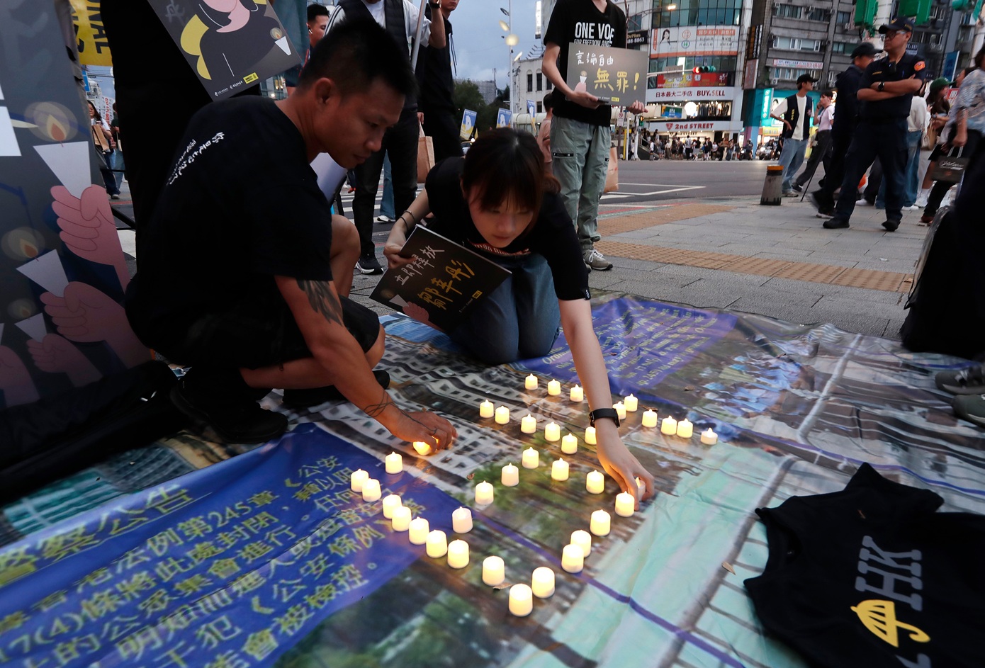Οι κάτοικοι του Χονγκ Κονγκ προσέρχονται στις κάλπες, στη σκιά της φονικής πυρκαγιάς στο συγκρότημα πολυκατοικιών