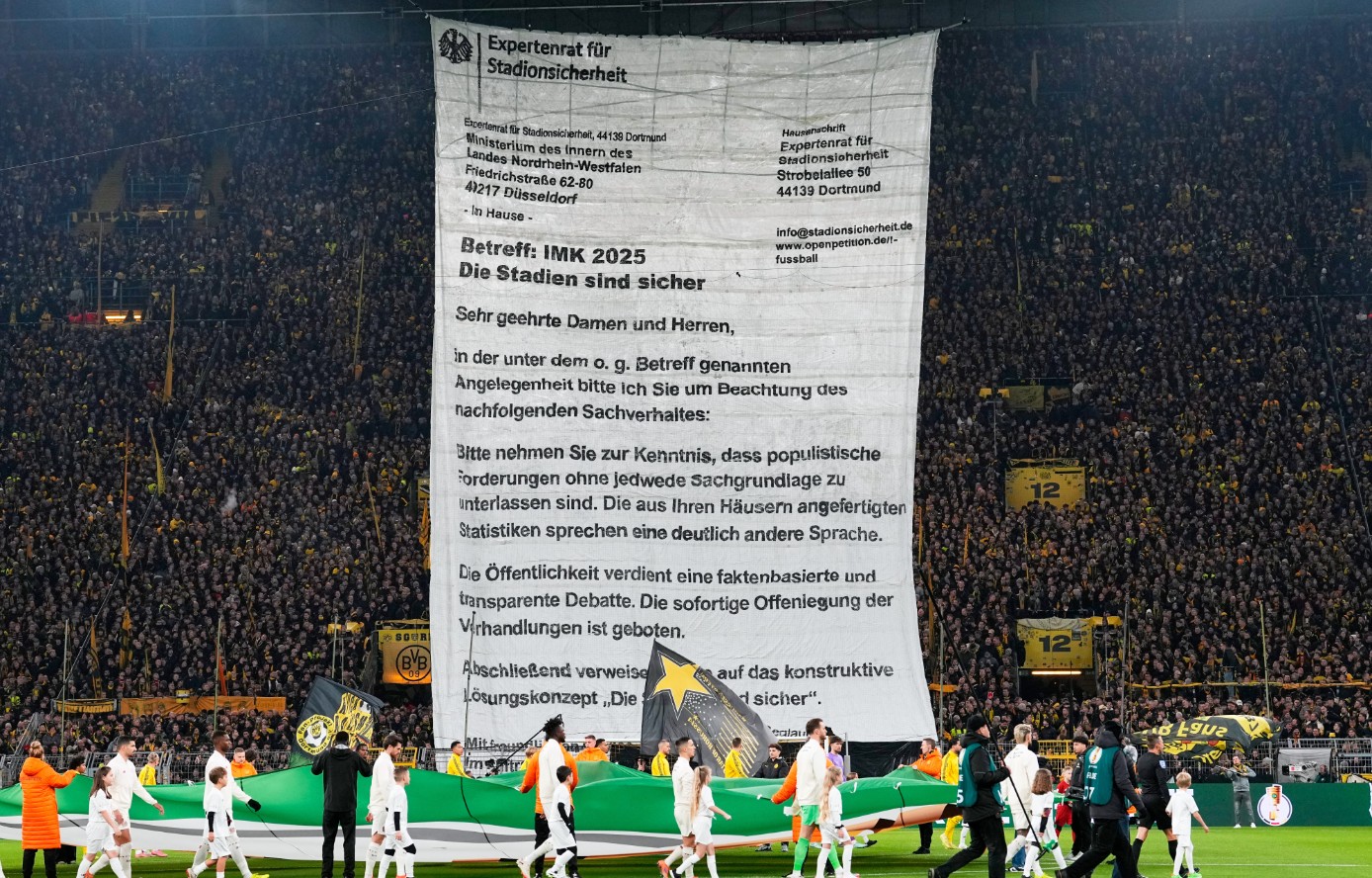 Οι οπαδοί της Ντόρτμουντ «ντύνουν» την εξέδρα με επιστολή-μήνυμα προς το Υπουργείο