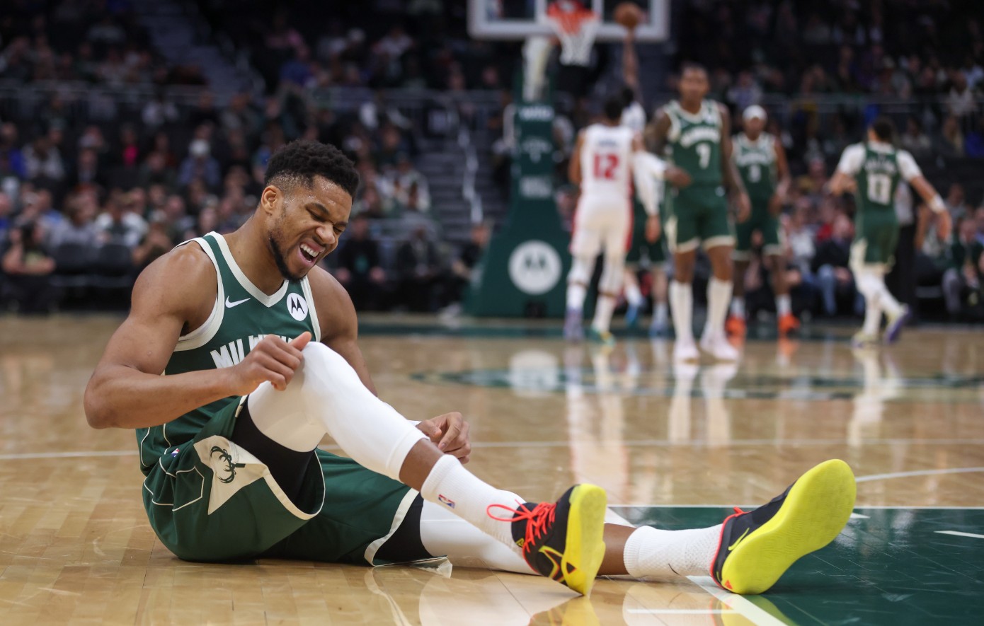 Γιάννης Αντετοκούνμπο: Πόσο θα μείνει εκτός δράσης ο σταρ των Μιλγουόκι Μπακς