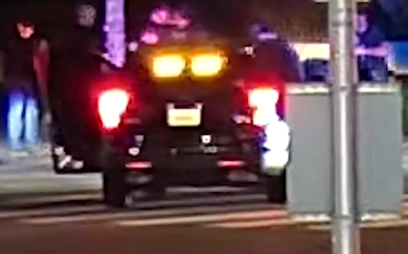 H στιγμή της σύλληψης του Νικ Ράινερ από την αστυνομία μετά τη δολοφονία των γονιών του &#8211;  Αντιμετωπίζει ακόμη και τη θανατική ποινή