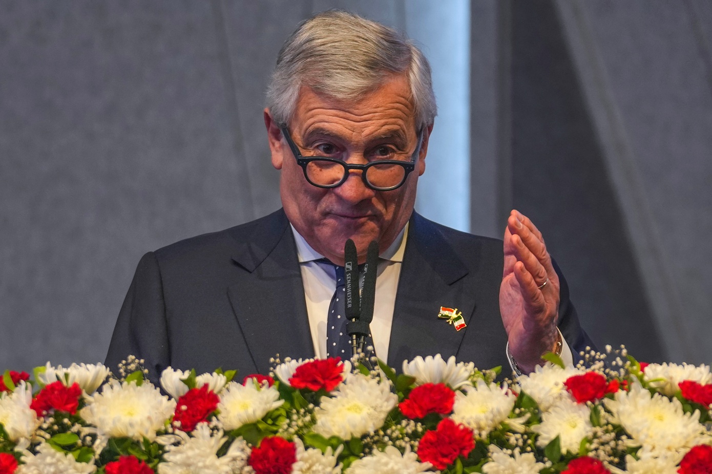 Ο Ταγιάνι καλεί την ΕΕ να σκεφθεί «άλλες λύσεις» για τα δεσμευμένα κεφάλαια της Ρωσίας