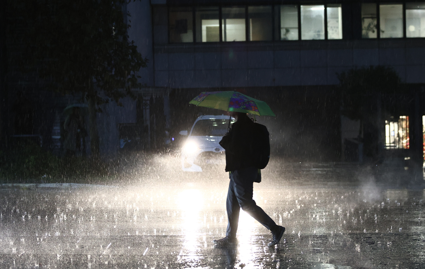 Η κακοκαιρία «Byron» χτυπάει την Αττική &#8211; «Προβλέπεται δύσκολη νύχτα»