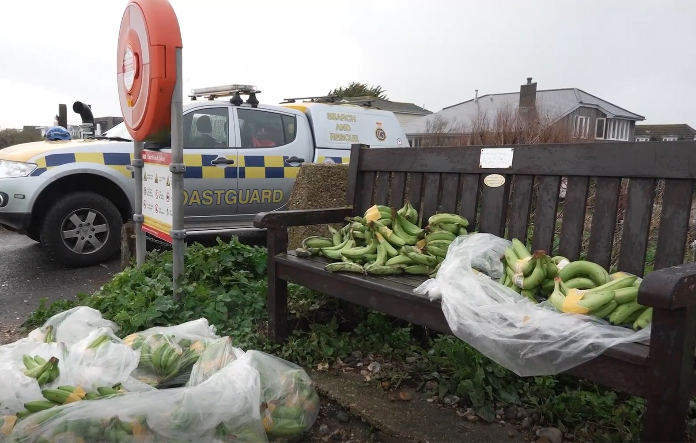 Μπανάνες που ξεβράζονται στις ακτές σήμαναν συναγερμό στη Βρετανία &#8211; Αντιμέτωποι με την αστυνομία όσοι τις πάρουν