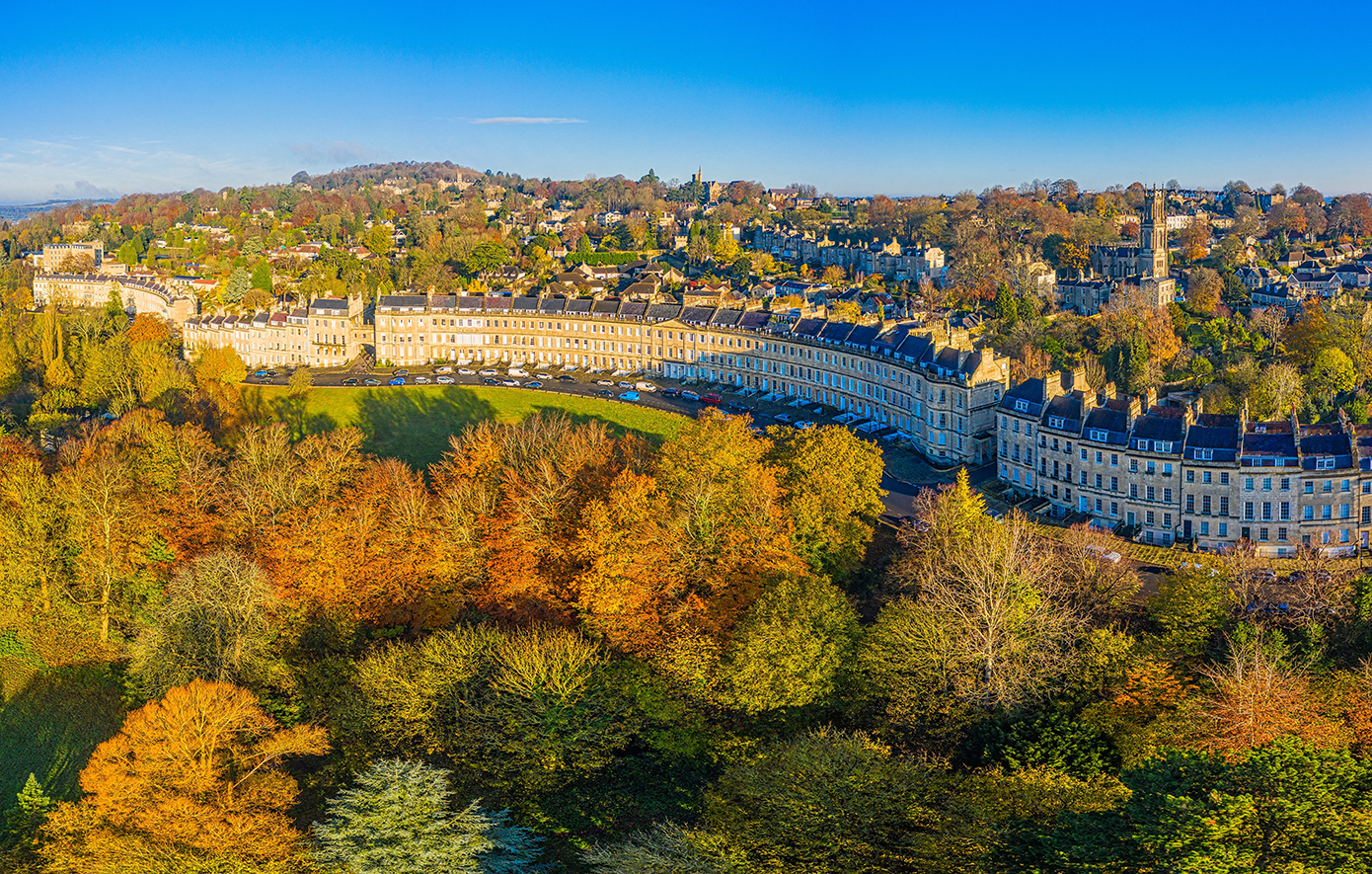 Μπαθ: Η πόλη- κόσμημα της UNESCO αποκαλύπτει έναν απρόσμενο συνδυασμό παλιάς αίγλης και σύγχρονης ζωής
