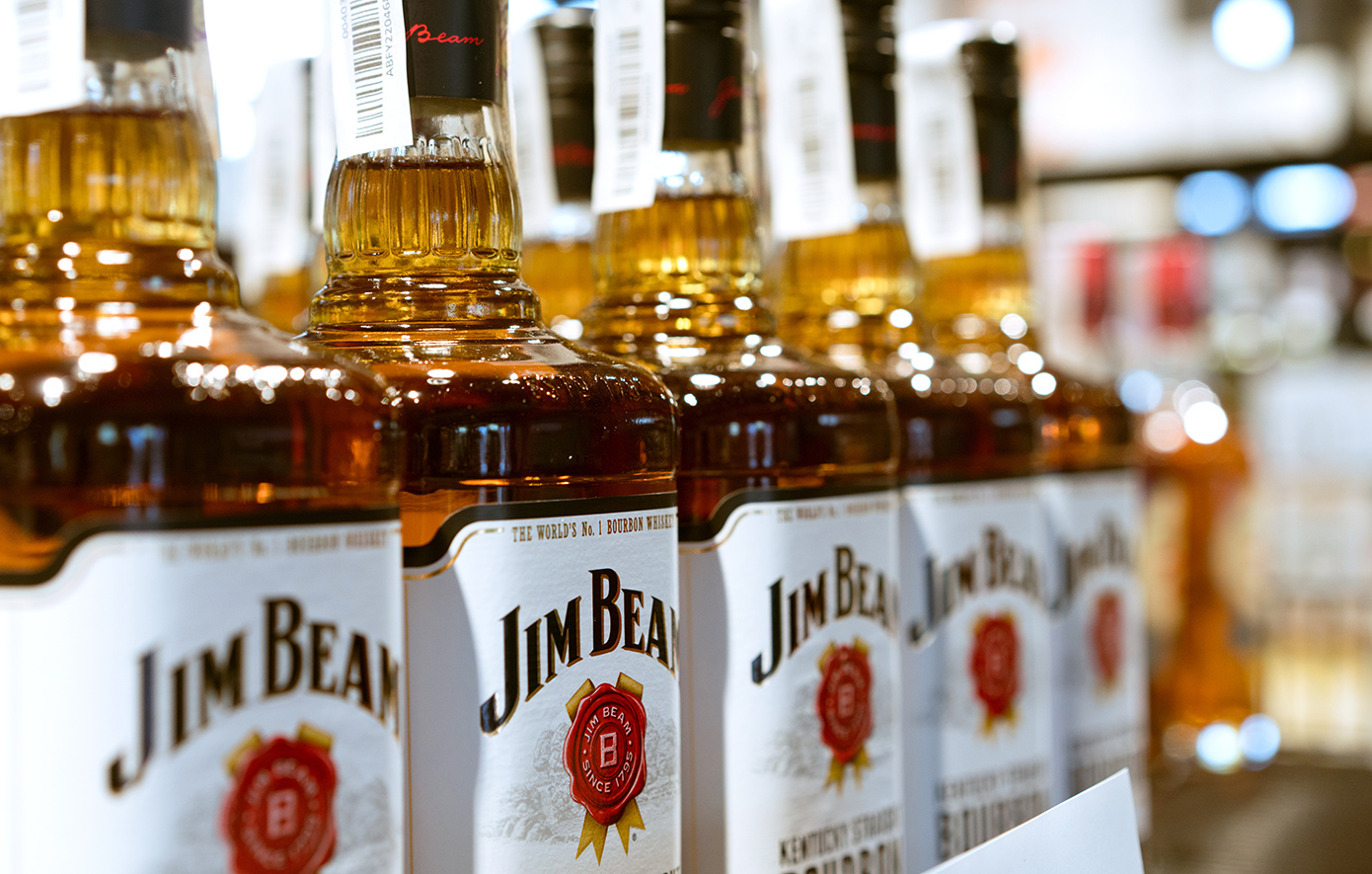Σταματά η παραγωγή του διάσημου μπέρμπον Jim Beam στο κύριο αποστακτήριο της εταιρείας, στο Κεντάκι