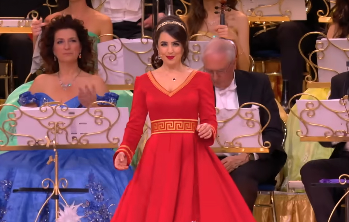 Η ολλανδική Ορχήστρα Γιόχαν Στράους παίζει ελληνικά χριστουγεννιάτικα κάλαντα και κλέβει τις εντυπώσεις