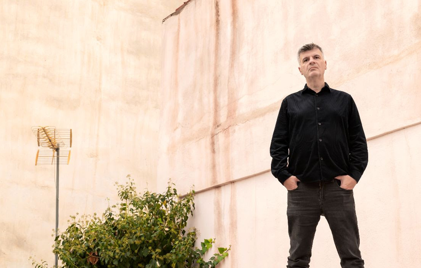 Ο Φοίβος Δεληβοριάς επιστρέφει στο Κύτταρο, αλλά όχι μόνος του