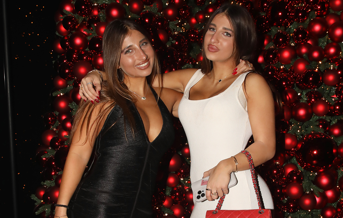 Ελένη Πετρουλάκη: Οι δίδυμες κόρες της διασκέδασαν στα μπουζούκια &#8211; Δείτε τις φωτογραφίες