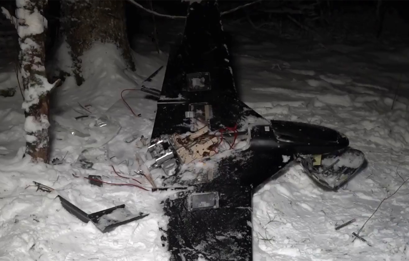 Η Μόσχα δημοσίευσε βίντεο με συντρίμμια drone ως «απόδειξη» για τους ισχυρισμούς περί ουκρανικής επίθεσης στο σπίτι του Πούτιν