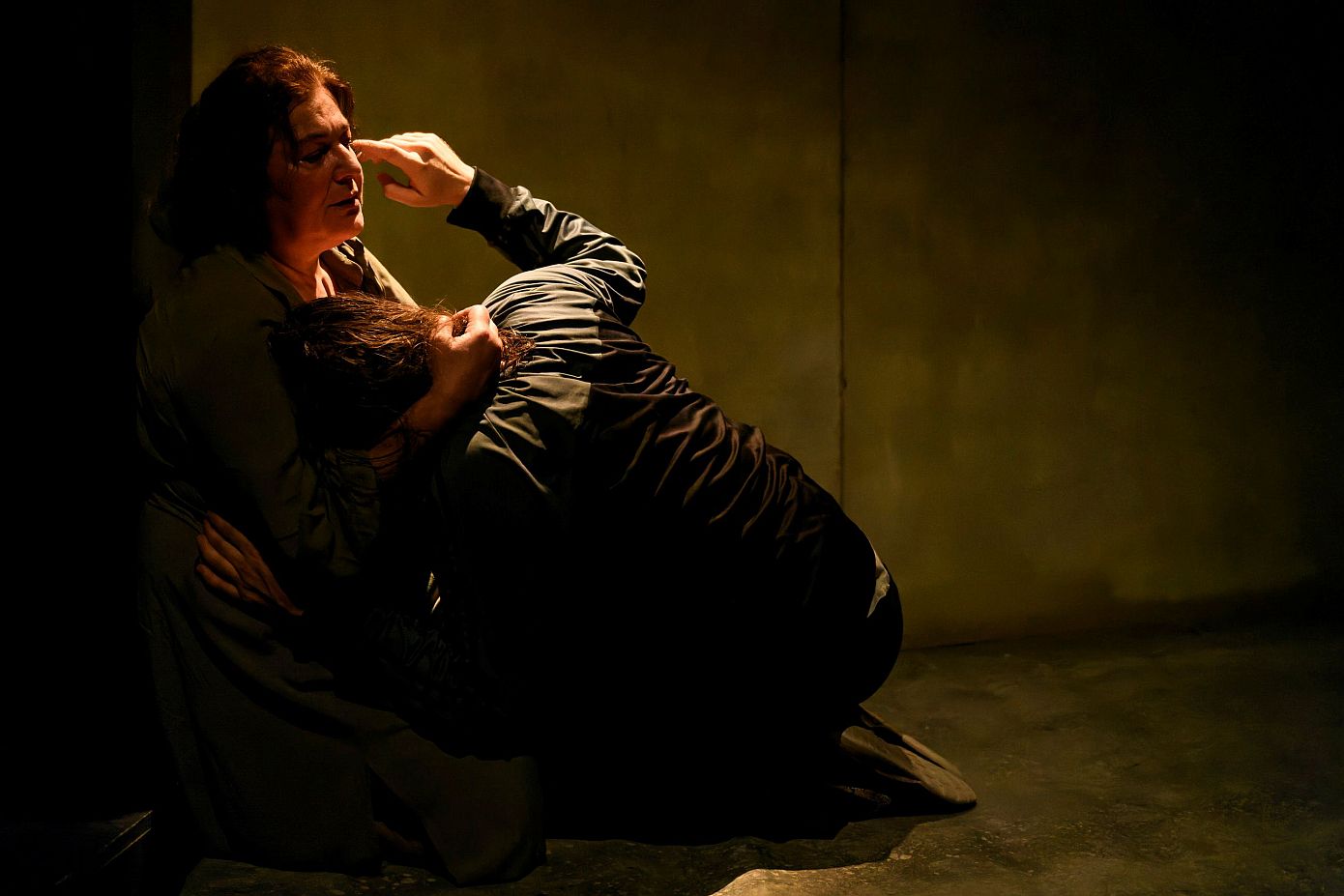 Το Γάλα: Το έργο &#8211; τομή του νεοελληνικού θεάτρου επανήλθε για να καθηλώσει και πάλι το κοινό